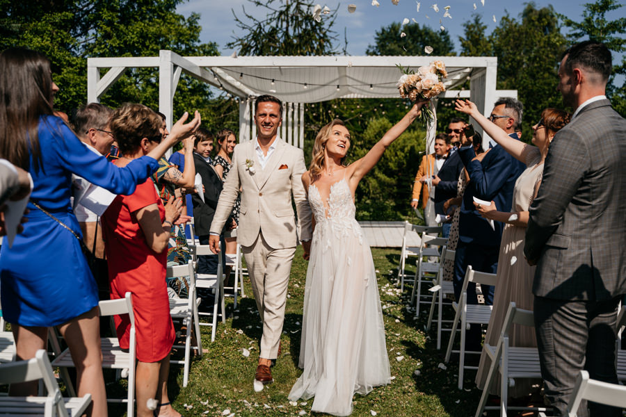 ogrod w brzoskiwni, slub w krakowie, krakow zdjecia, wesele plenerowe, para mloda