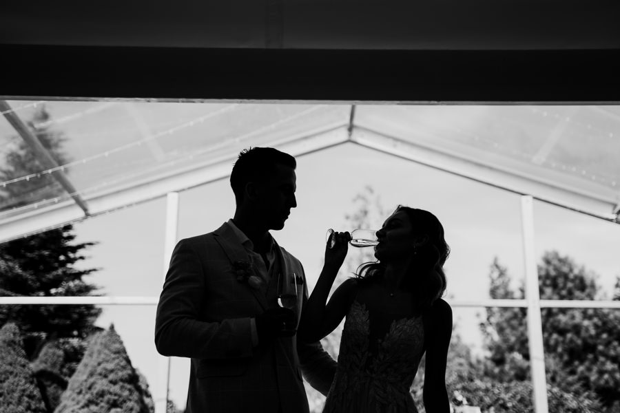 ogrod w brzoskiwni, slub w krakowie, krakow zdjecia, wesele plenerowe, para mloda