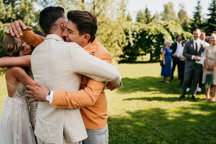 ogrod w brzoskiwni, slub w krakowie, krakow zdjecia, wesele plenerowe, para mloda