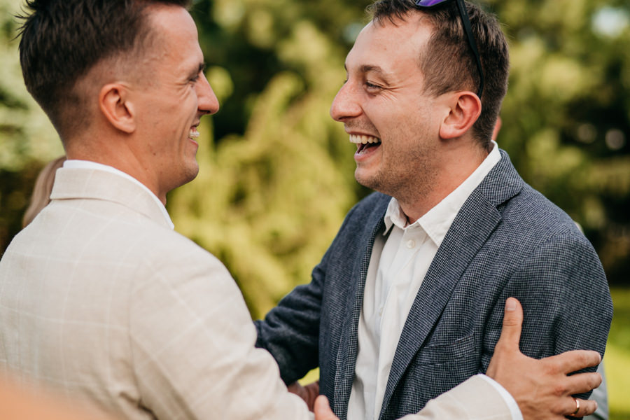 ogrod w brzoskiwni, slub w krakowie, krakow zdjecia, wesele plenerowe, para mloda