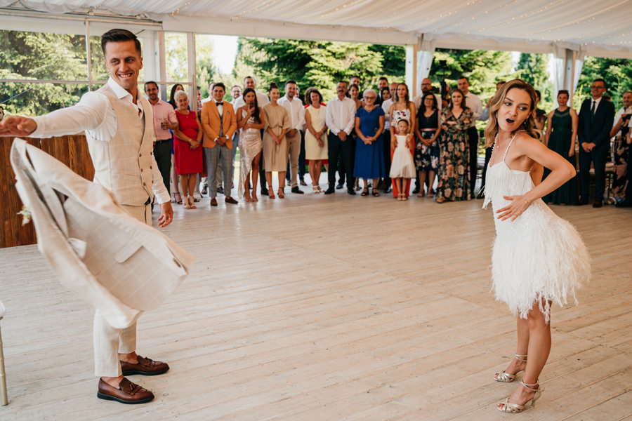 ogrod w brzoskiwni, slub w krakowie, krakow zdjecia, wesele plenerowe, para mloda