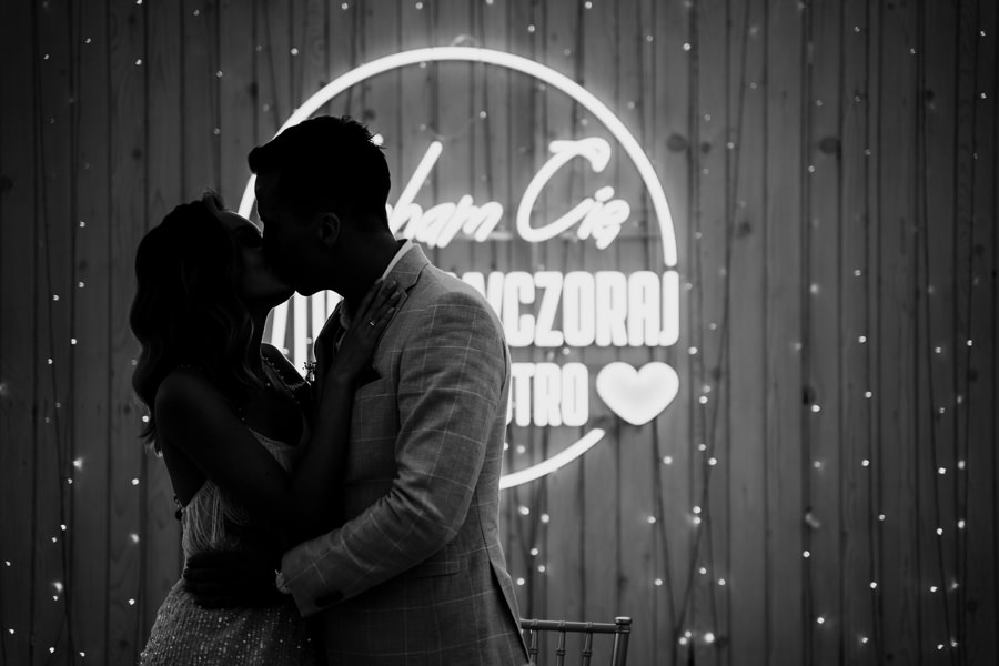 ogrod w brzoskiwni, slub w krakowie, krakow zdjecia, wesele plenerowe, para mloda