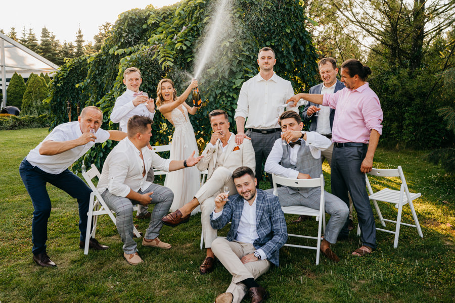 ogrod w brzoskiwni, slub w krakowie, krakow zdjecia, wesele plenerowe, para mloda