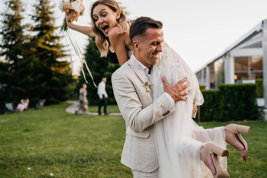 ogrod w brzoskiwni, slub w krakowie, krakow zdjecia, wesele plenerowe, para mloda