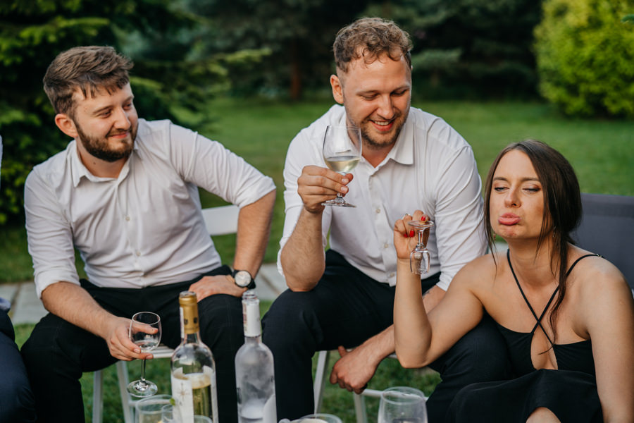 ogrod w brzoskiwni, slub w krakowie, krakow zdjecia, wesele plenerowe, para mloda