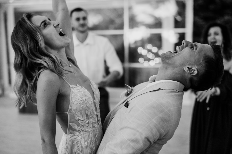 ogrod w brzoskiwni, slub w krakowie, krakow zdjecia, wesele plenerowe, para mloda