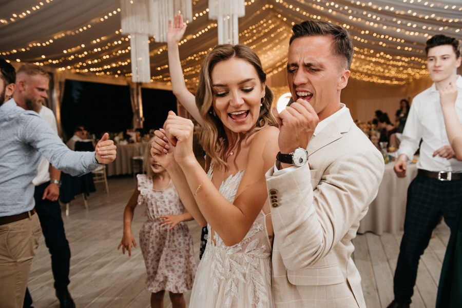 ogrod w brzoskiwni, slub w krakowie, krakow zdjecia, wesele plenerowe, para mloda