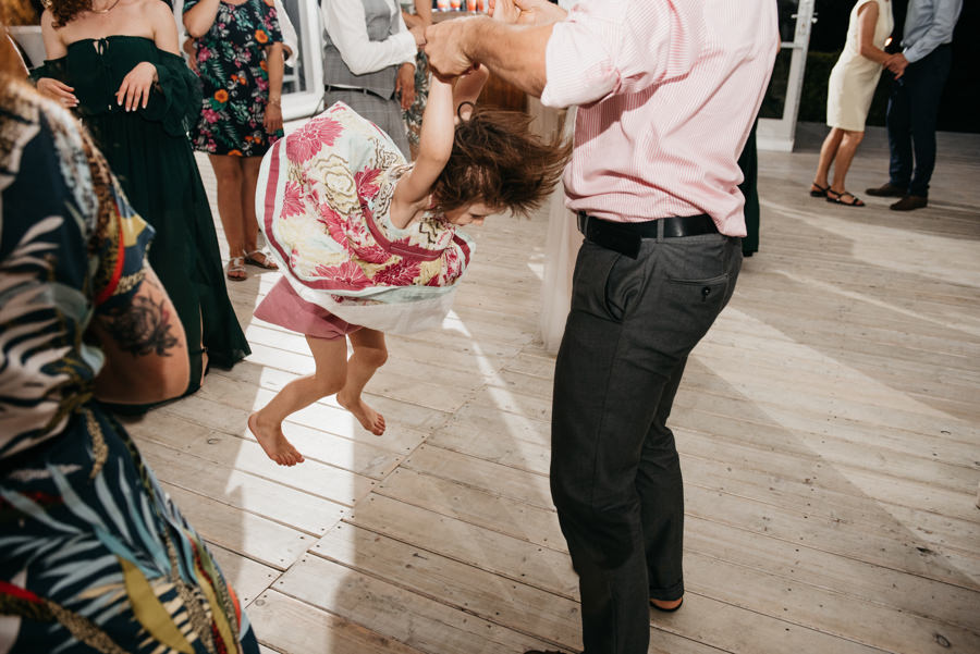 ogrod w brzoskiwni, slub w krakowie, krakow zdjecia, wesele plenerowe, para mloda