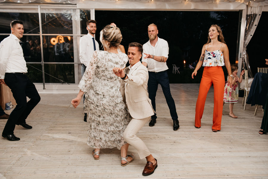 ogrod w brzoskiwni, slub w krakowie, krakow zdjecia, wesele plenerowe, para mloda