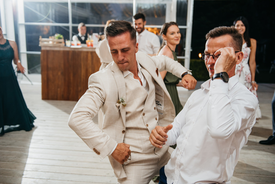 ogrod w brzoskiwni, slub w krakowie, krakow zdjecia, wesele plenerowe, para mloda