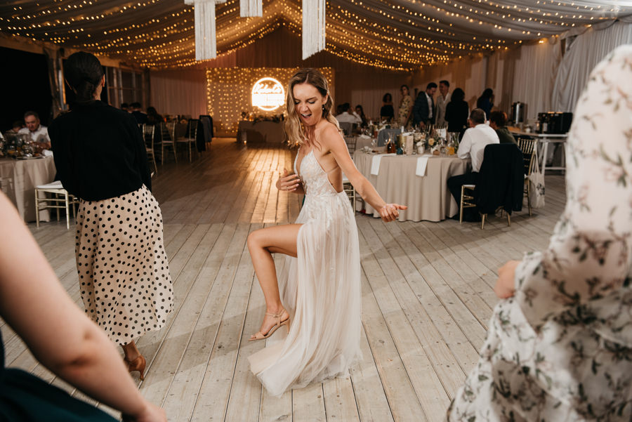 ogrod w brzoskiwni, slub w krakowie, krakow zdjecia, wesele plenerowe, para mloda