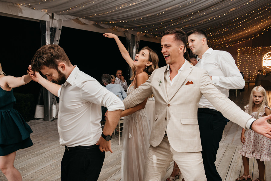 ogrod w brzoskiwni, slub w krakowie, krakow zdjecia, wesele plenerowe, para mloda