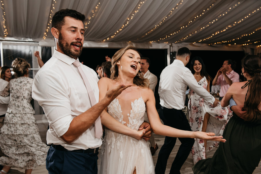 ogrod w brzoskiwni, slub w krakowie, krakow zdjecia, wesele plenerowe, para mloda