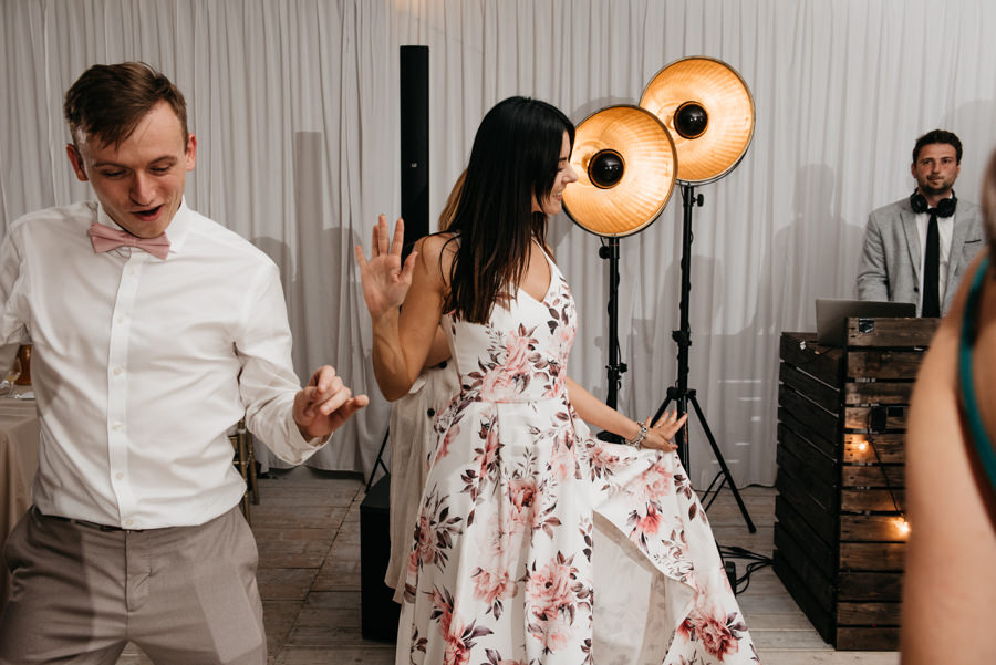 ogrod w brzoskiwni, slub w krakowie, krakow zdjecia, wesele plenerowe, para mloda