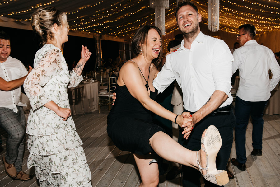 ogrod w brzoskiwni, slub w krakowie, krakow zdjecia, wesele plenerowe, para mloda