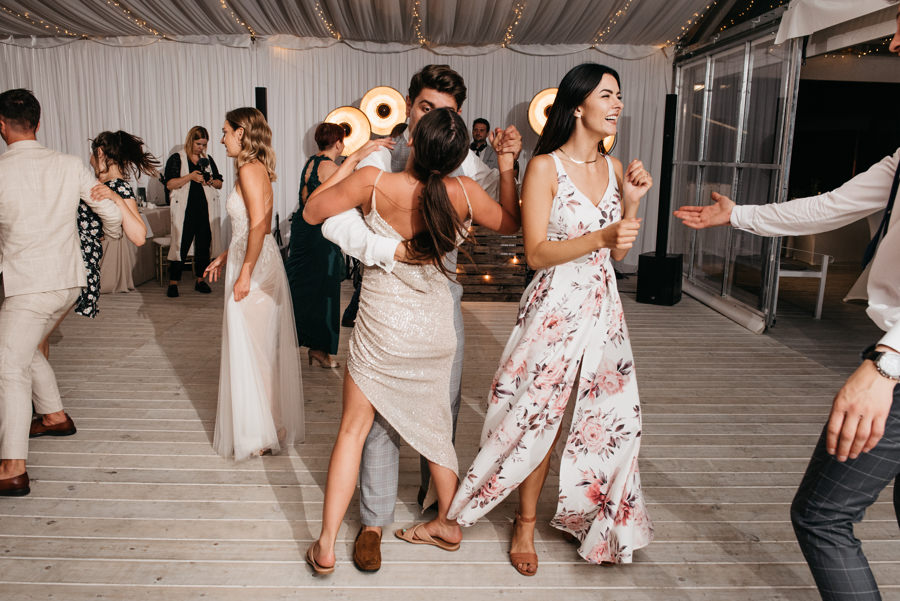 ogrod w brzoskiwni, slub w krakowie, krakow zdjecia, wesele plenerowe, para mloda