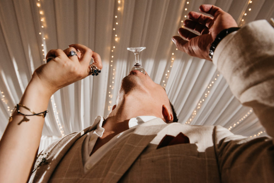 ogrod w brzoskiwni, slub w krakowie, krakow zdjecia, wesele plenerowe, para mloda