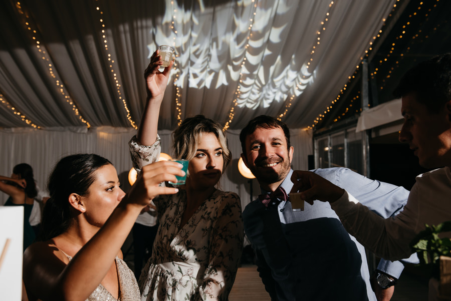 ogrod w brzoskiwni, slub w krakowie, krakow zdjecia, wesele plenerowe, para mloda