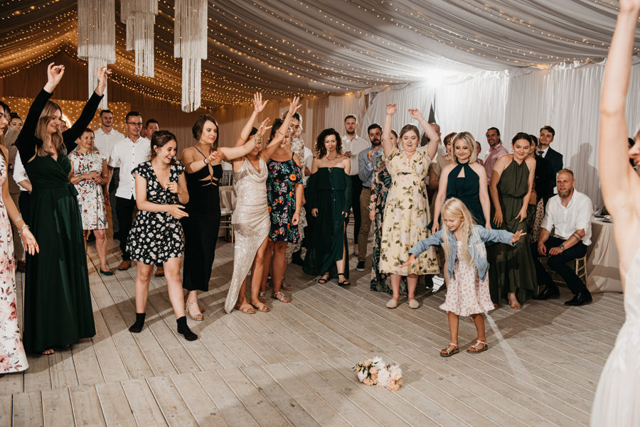 ogrod w brzoskiwni, slub w krakowie, krakow zdjecia, wesele plenerowe, para mloda