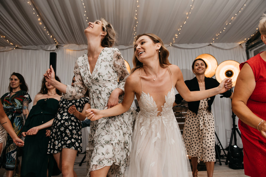 ogrod w brzoskiwni, slub w krakowie, krakow zdjecia, wesele plenerowe, para mloda