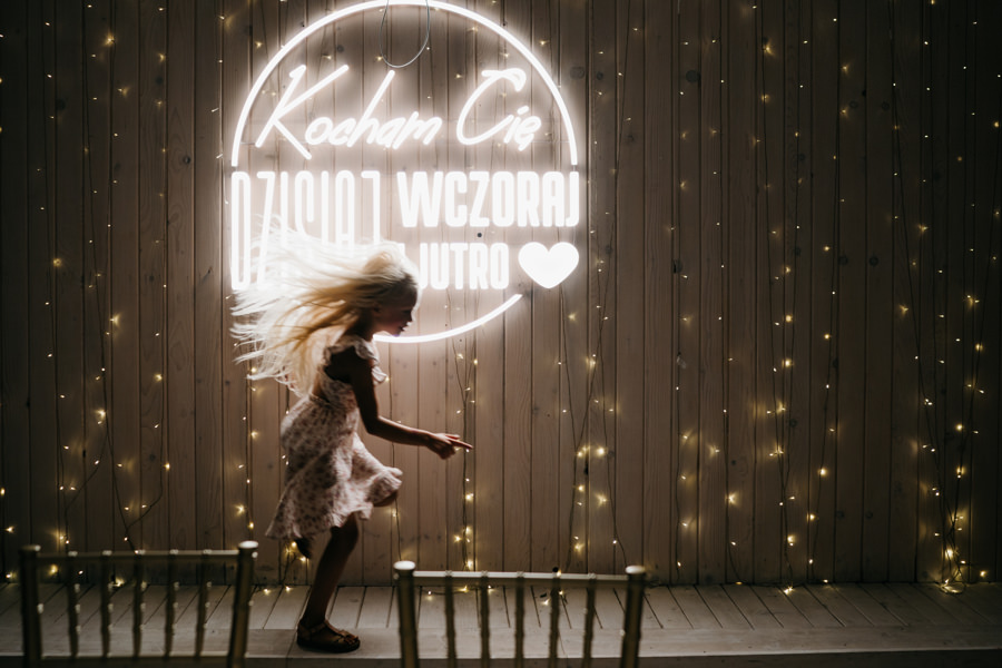 ogrod w brzoskiwni, slub w krakowie, krakow zdjecia, wesele plenerowe, para mloda