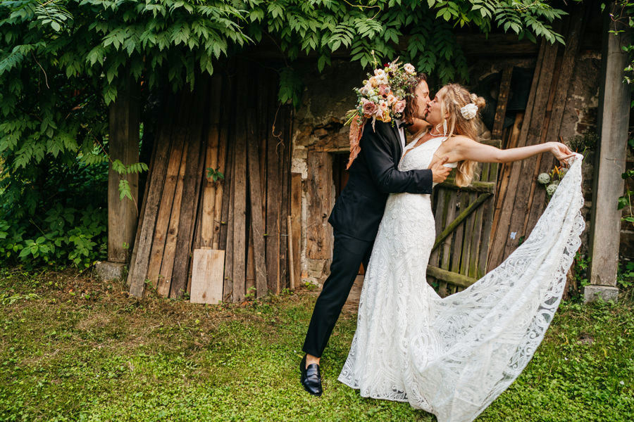 Para mloda i pocalunek