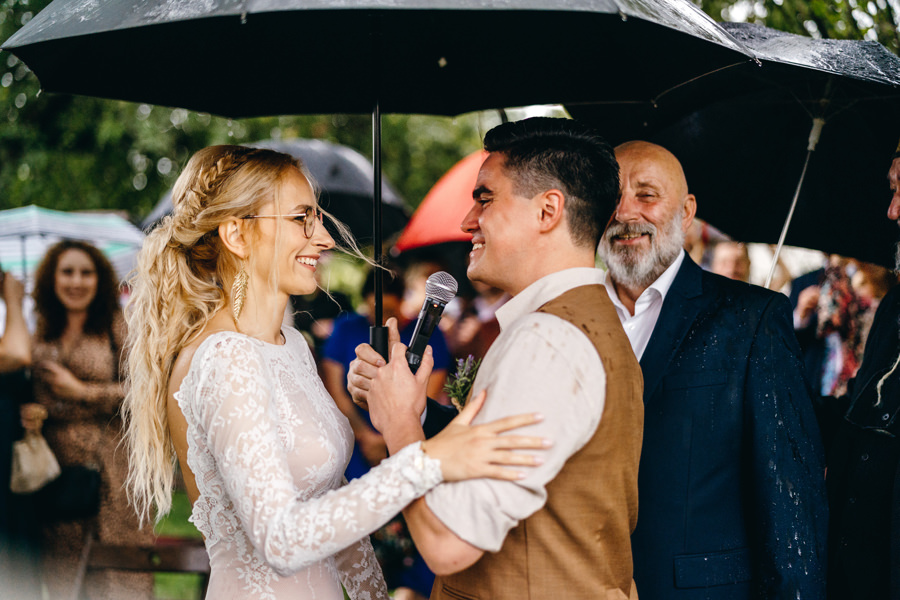 lipowe siedlisko stodola weselna, slub plenerowy w deszczu