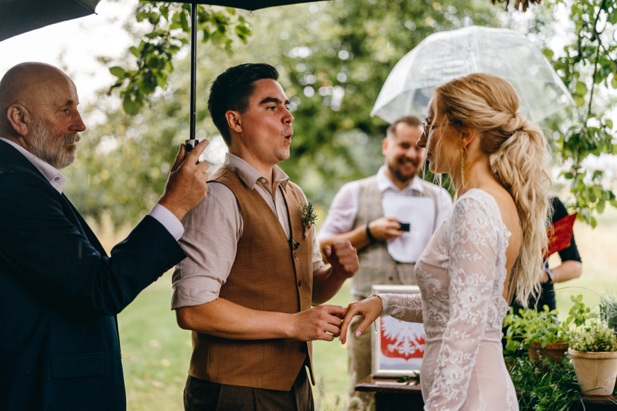 lipowe siedlisko stodola weselna, slub plenerowy w deszczu