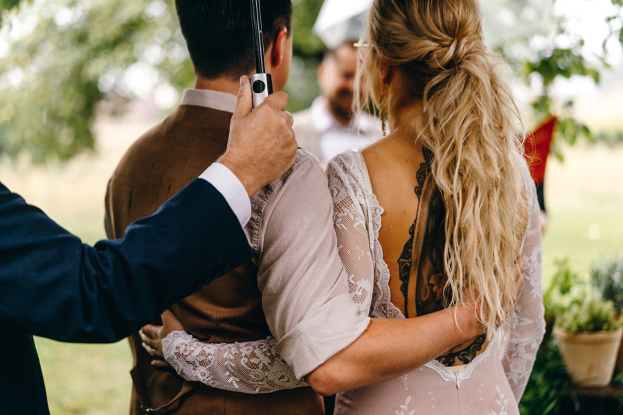 lipowe siedlisko stodola weselna, slub plenerowy w deszczu