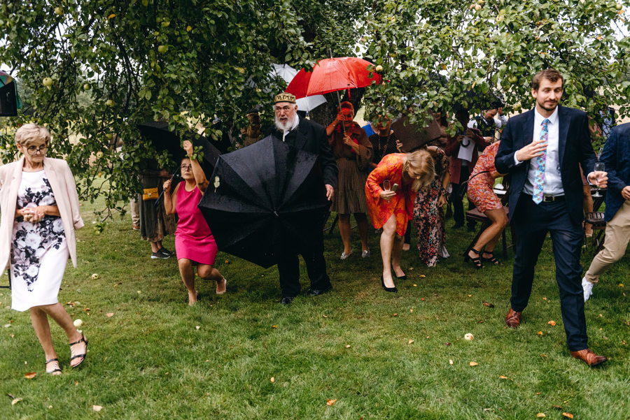 lipowe siedlisko stodola weselna, slub plenerowy w deszczu