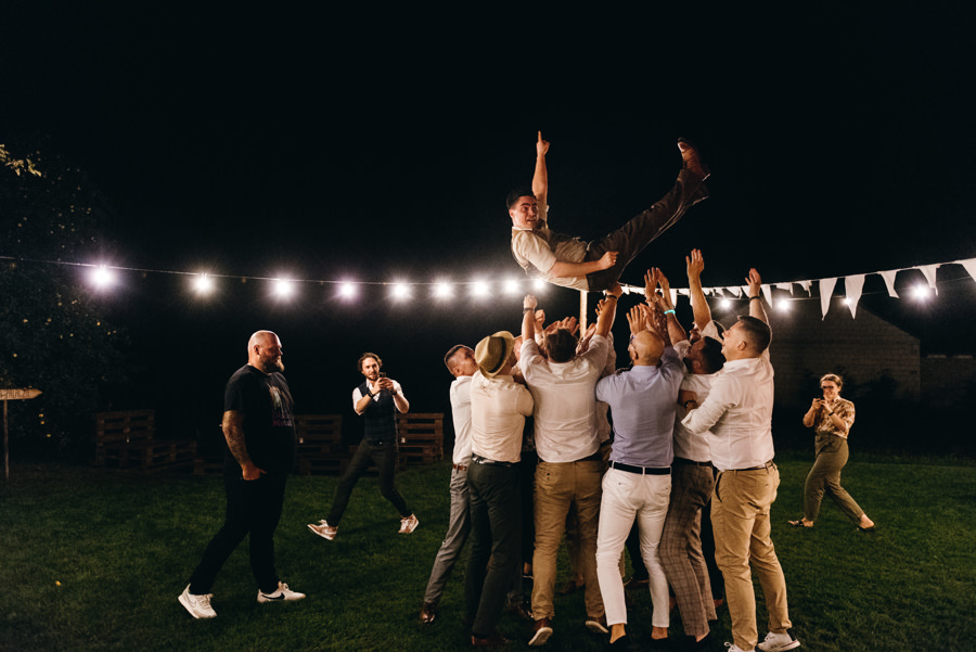 lipowe siedlisko stodola weselna, rustykalne wesele, szalona impreza weselna, reportaz slubny, tance w deszczu