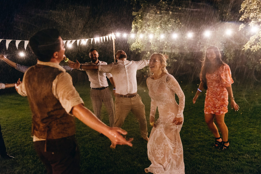 lipowe siedlisko stodola weselna, rustykalne wesele, szalona impreza weselna, reportaz slubny, tance w deszczu