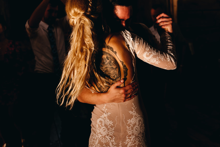 lipowe siedlisko stodola weselna, rustykalne wesele, szalona impreza weselna, reportaz slubny, tance w deszczu